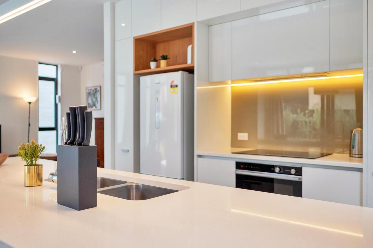 Villa Blissful Breeze Townhouse With Parking And Patio Auckland Exterior foto